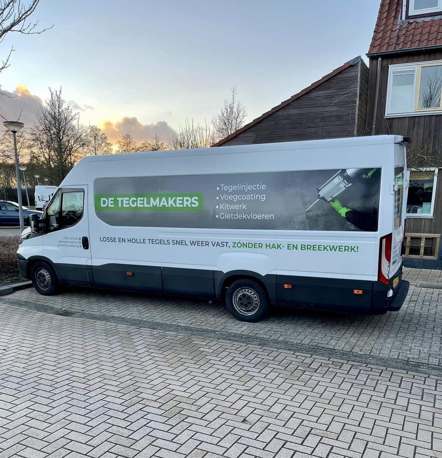 De Tegelmakers losse en holle tegels snel weer vast