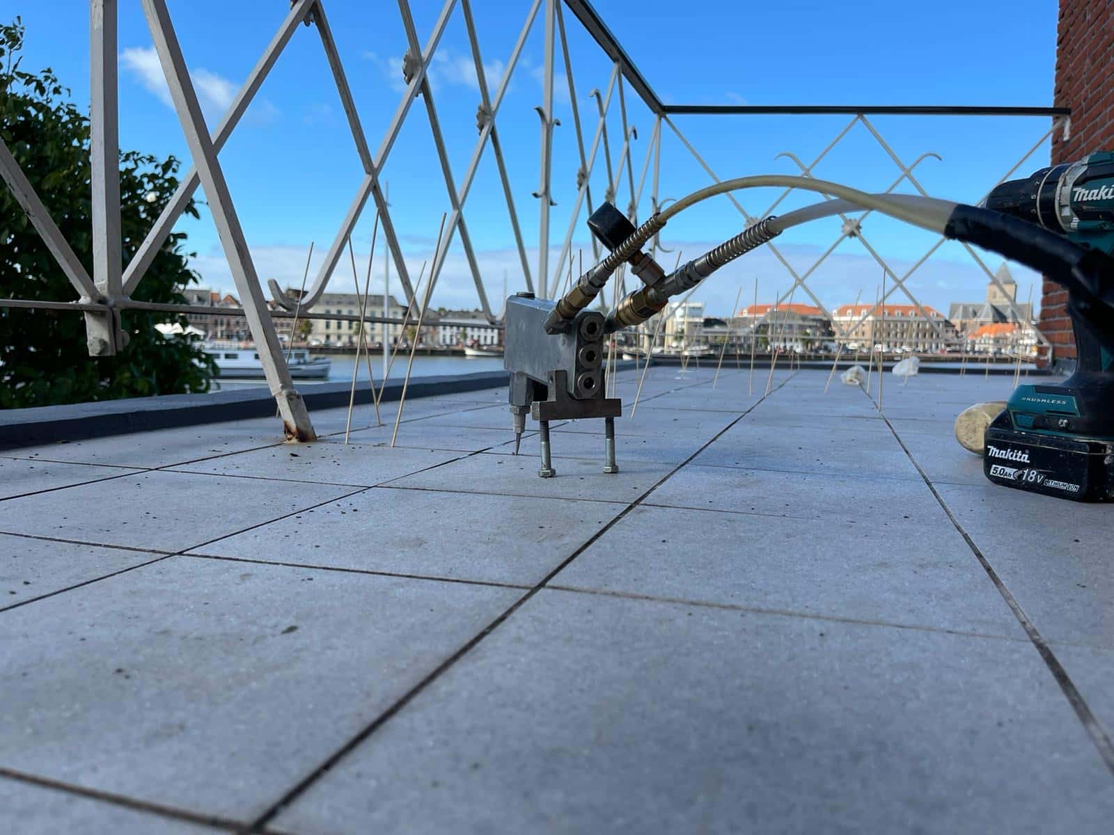 Losse en holle tegels weer vast zetten zonder hak en breekwerk