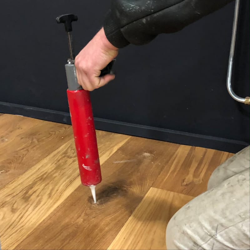 Tegelinjectie: holle en losse tegels vastzetten